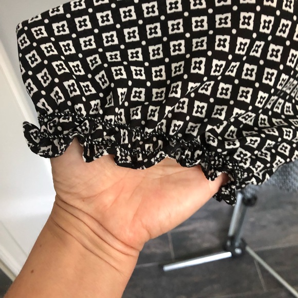 Pretty Blouse with front tie and cute sleeves - Picture 3 of 6